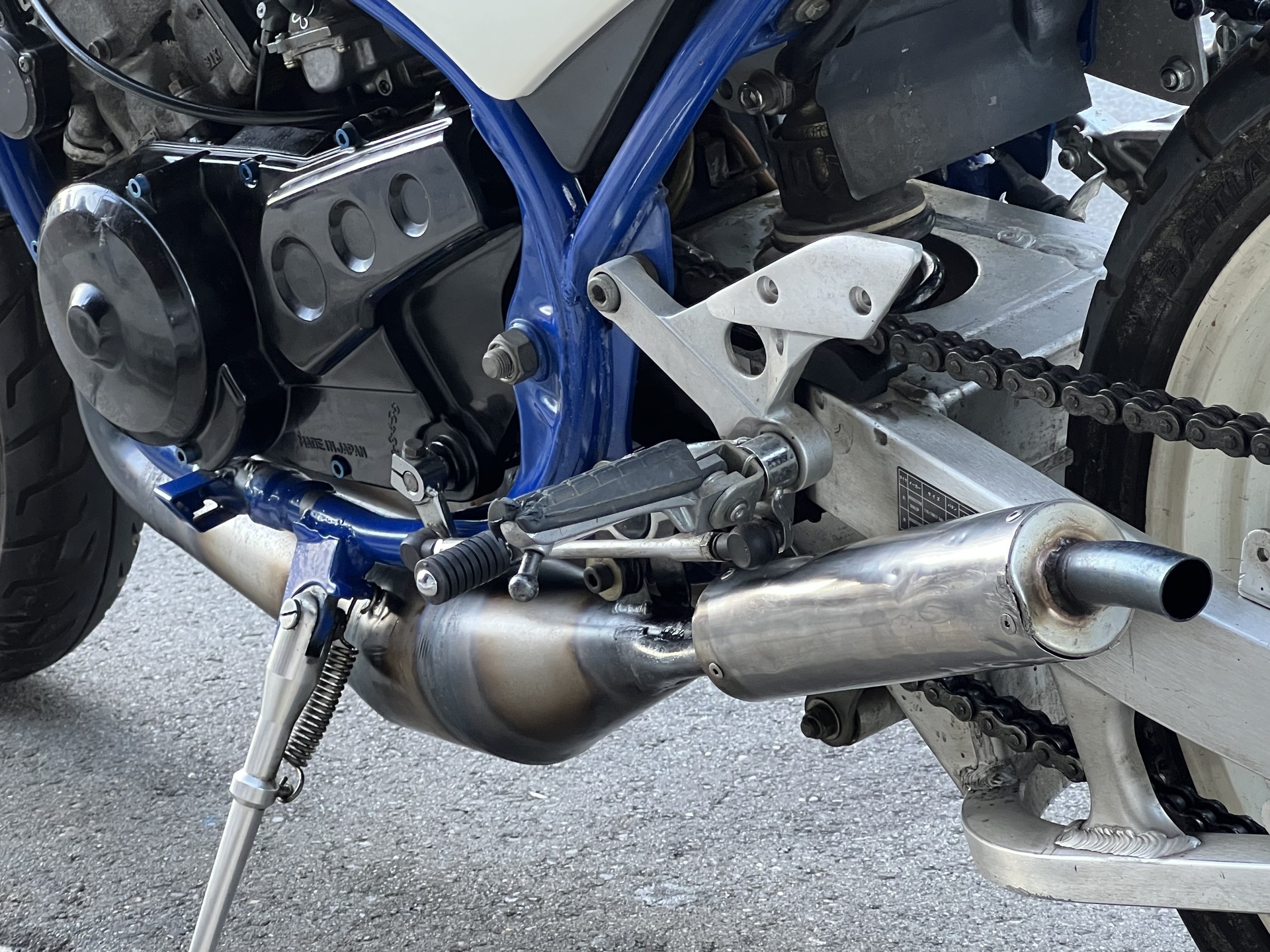 RD250/400最終型用 クロス右2本出しチャンバー 黒 【 ゼス
